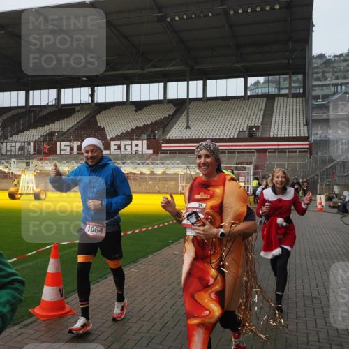 07.12.2025 - St. Pauli X-Mass-Run No. 15 Fabian Wolf http://msf.ph/oto/9416594 07.12.2025 11:10:41 Ziel 29, 30, 31, 49, 122, 134, 745, 1064, 1066, 1380, 1584, 1626, 1692, 3124, 3136, 4574 meine-sportfotos.de
