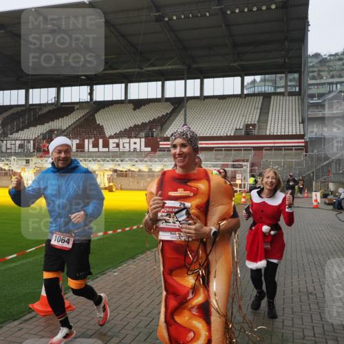 07.12.2025 - St. Pauli X-Mass-Run No. 15 Fabian Wolf http://msf.ph/oto/9416595 07.12.2025 11:10:41 Ziel 29, 30, 31, 49, 122, 134, 745, 1064, 1066, 1380, 1584, 1626, 1692, 3124, 3136, 4574 meine-sportfotos.de