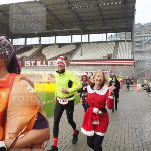 07.12.2025 - St. Pauli X-Mass-Run No. 15 Fabian Wolf http://msf.ph/oto/9416598 07.12.2025 11:10:42 Ziel 29, 30, 31, 49, 122, 134, 745, 1064, 1066, 1380, 1584, 1626, 1692, 3124, 3136, 4574 meine-sportfotos.de