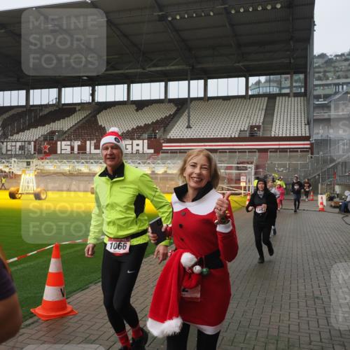 07.12.2025 - St. Pauli X-Mass-Run No. 15 Fabian Wolf http://msf.ph/oto/9416599 07.12.2025 11:10:42 Ziel 29, 30, 31, 49, 122, 134, 745, 1064, 1066, 1380, 1584, 1626, 1692, 3124, 3136, 4574 meine-sportfotos.de