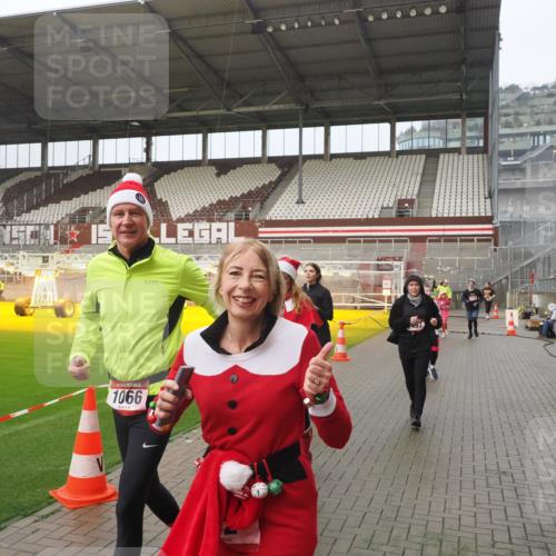 07.12.2025 - St. Pauli X-Mass-Run No. 15 Fabian Wolf http://msf.ph/oto/9416600 07.12.2025 11:10:42 Ziel 29, 30, 31, 49, 122, 134, 745, 1064, 1066, 1380, 1584, 1626, 1692, 3124, 3136, 4574 meine-sportfotos.de