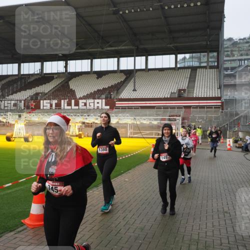 07.12.2025 - St. Pauli X-Mass-Run No. 15 Fabian Wolf http://msf.ph/oto/9416604 07.12.2025 11:10:43 Ziel 29, 30, 31, 49, 122, 134, 745, 1064, 1066, 1380, 1400, 1402, 1584, 1626, 1692, 3124, 3136, 4574 meine-sportfotos.de