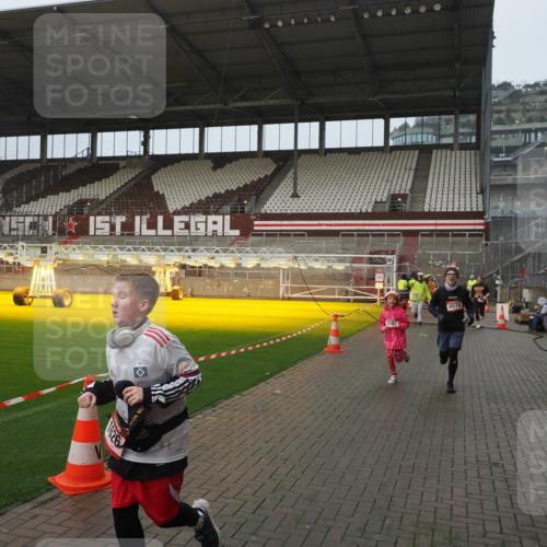 07.12.2025 - St. Pauli X-Mass-Run No. 15 Fabian Wolf http://msf.ph/oto/9416611 07.12.2025 11:10:45 Ziel 29, 30, 31, 49, 122, 134, 745, 1064, 1066, 1380, 1400, 1402, 1584, 1626, 1692, 3124, 3136, 4574 meine-sportfotos.de