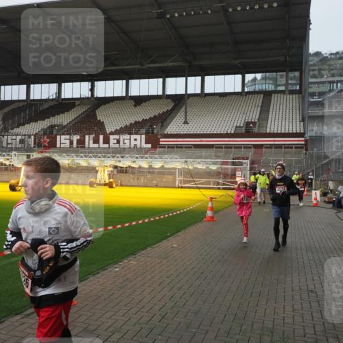 07.12.2025 - St. Pauli X-Mass-Run No. 15 Fabian Wolf http://msf.ph/oto/9416612 07.12.2025 11:10:45 Ziel 29, 30, 31, 49, 122, 134, 745, 1064, 1066, 1380, 1400, 1402, 1584, 1626, 1692, 3124, 3136, 4574 meine-sportfotos.de