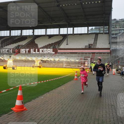 07.12.2025 - St. Pauli X-Mass-Run No. 15 Fabian Wolf http://msf.ph/oto/9416614 07.12.2025 11:10:46 Ziel 29, 30, 31, 49, 122, 134, 745, 1064, 1066, 1380, 1400, 1402, 1584, 1626, 1692, 3124, 3136, 4574 meine-sportfotos.de
