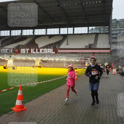 07.12.2025 - St. Pauli X-Mass-Run No. 15 Fabian Wolf http://msf.ph/oto/9416617 07.12.2025 11:10:46 Ziel 29, 30, 31, 49, 122, 134, 745, 1064, 1066, 1380, 1400, 1402, 1584, 1626, 1692, 3124, 3136, 4574 meine-sportfotos.de