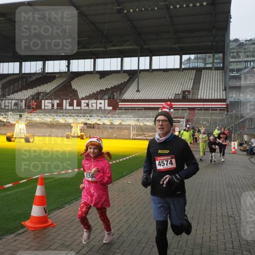 07.12.2025 - St. Pauli X-Mass-Run No. 15 Fabian Wolf http://msf.ph/oto/9416620 07.12.2025 11:10:47 Ziel 29, 122, 745, 1064, 1066, 1380, 1400, 1402, 1584, 1626, 2616, 3124, 3136, 4574 meine-sportfotos.de