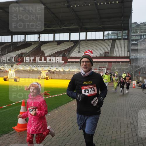 07.12.2025 - St. Pauli X-Mass-Run No. 15 Fabian Wolf http://msf.ph/oto/9416621 07.12.2025 11:10:47 Ziel 29, 122, 745, 1064, 1066, 1380, 1400, 1402, 1584, 1626, 2616, 3124, 3136, 4574 meine-sportfotos.de