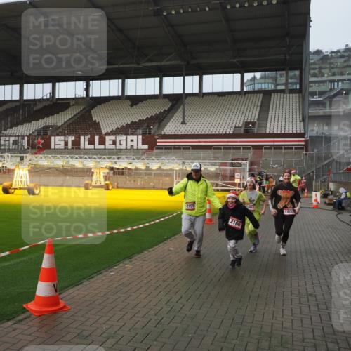 07.12.2025 - St. Pauli X-Mass-Run No. 15 Fabian Wolf http://msf.ph/oto/9416622 07.12.2025 11:10:49 Ziel 29, 122, 745, 1064, 1066, 1380, 1400, 1402, 1584, 1626, 2616, 3124, 3136, 4574 meine-sportfotos.de