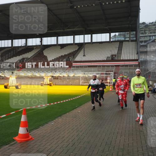 07.12.2025 - St. Pauli X-Mass-Run No. 15 Fabian Wolf http://msf.ph/oto/9416634 07.12.2025 11:10:58 Ziel 48, 660, 667, 669, 1400, 1402, 1584, 2616, 4574 meine-sportfotos.de