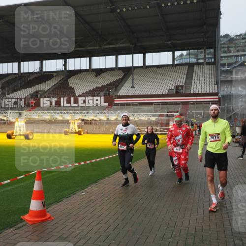 07.12.2025 - St. Pauli X-Mass-Run No. 15 Fabian Wolf http://msf.ph/oto/9416638 07.12.2025 11:10:58 Ziel 48, 660, 667, 669, 1400, 1402, 1584, 2616, 4574 meine-sportfotos.de