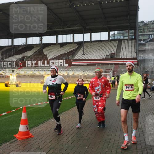 07.12.2025 - St. Pauli X-Mass-Run No. 15 Fabian Wolf http://msf.ph/oto/9416642 07.12.2025 11:10:59 Ziel 48, 660, 667, 669, 1400, 1402, 1584, 2616, 4574 meine-sportfotos.de