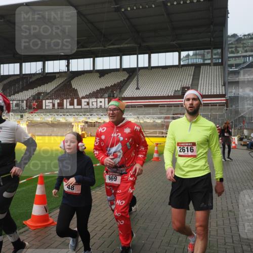 07.12.2025 - St. Pauli X-Mass-Run No. 15 Fabian Wolf http://msf.ph/oto/9416646 07.12.2025 11:11:00 Ziel 48, 660, 667, 669, 1400, 1402, 2616 meine-sportfotos.de