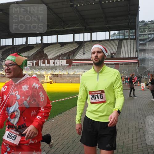 07.12.2025 - St. Pauli X-Mass-Run No. 15 Fabian Wolf http://msf.ph/oto/9416649 07.12.2025 11:11:01 Ziel 48, 660, 667, 669, 1400, 1402, 1518, 2616 meine-sportfotos.de