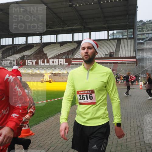 07.12.2025 - St. Pauli X-Mass-Run No. 15 Fabian Wolf http://msf.ph/oto/9416650 07.12.2025 11:11:01 Ziel 48, 660, 667, 669, 1400, 1402, 1518, 2616 meine-sportfotos.de