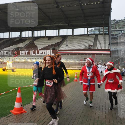 07.12.2025 - St. Pauli X-Mass-Run No. 15 Fabian Wolf http://msf.ph/oto/9416657 07.12.2025 11:11:11 Ziel 48, 411, 660, 667, 669, 697, 698, 777, 787, 788, 812, 815, 817, 832, 841, 909, 1518, 1519, 1557, 1565, 1568, 1619, 1707, 2258, 2742, 4801, 4813 meine-sportfotos.de