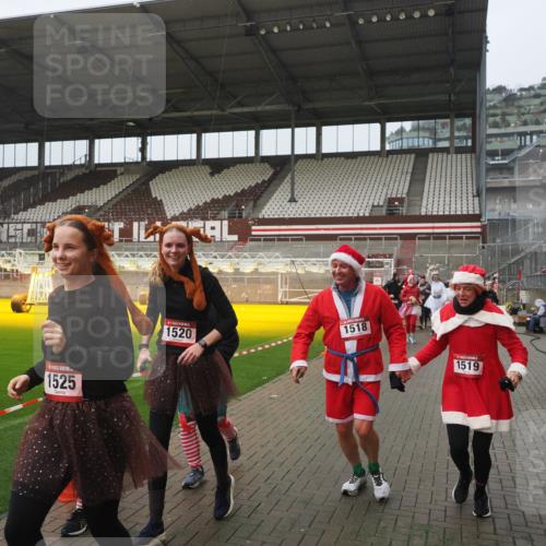 07.12.2025 - St. Pauli X-Mass-Run No. 15 Fabian Wolf http://msf.ph/oto/9416659 07.12.2025 11:11:12 Ziel 48, 411, 660, 697, 698, 777, 787, 788, 812, 815, 817, 832, 841, 909, 1145, 1146, 1147, 1518, 1519, 1557, 1565, 1568, 1619, 1707, 2258, 2742, 4801, 4813 meine-sportfotos.de