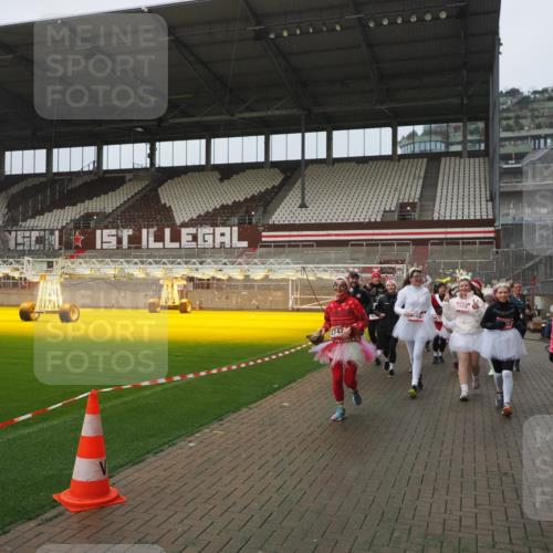 07.12.2025 - St. Pauli X-Mass-Run No. 15 Fabian Wolf http://msf.ph/oto/9416669 07.12.2025 11:11:16 Ziel 411, 697, 698, 777, 787, 788, 812, 815, 817, 832, 841, 909, 1145, 1146, 1147, 1518, 1519, 1557, 1565, 1568, 1619, 1707, 2258, 2742, 4801, 4805, 4806, 4810, 4813, 5005, 5006 meine-sportfotos.de