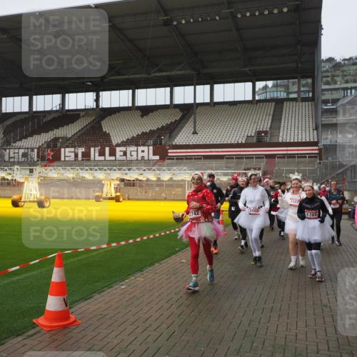 07.12.2025 - St. Pauli X-Mass-Run No. 15 Fabian Wolf http://msf.ph/oto/9416672 07.12.2025 11:11:16 Ziel 411, 697, 698, 777, 787, 788, 812, 815, 817, 832, 841, 909, 1145, 1146, 1147, 1518, 1519, 1557, 1565, 1568, 1619, 1707, 2258, 2742, 4801, 4805, 4806, 4810, 4813, 5005, 5006 meine-sportfotos.de