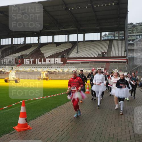07.12.2025 - St. Pauli X-Mass-Run No. 15 Fabian Wolf http://msf.ph/oto/9416673 07.12.2025 11:11:17 Ziel 182, 190, 411, 697, 698, 777, 787, 788, 812, 815, 817, 832, 841, 909, 1145, 1146, 1147, 1518, 1519, 1557, 1565, 1568, 1619, 1707, 2258, 2742, 4801, 4805, 4806, 4810, 4813, 5005, 5006 meine-sportfotos.de