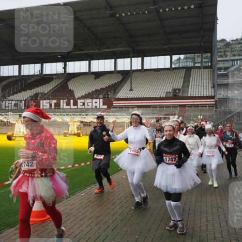 07.12.2025 - St. Pauli X-Mass-Run No. 15 Fabian Wolf http://msf.ph/oto/9416679 07.12.2025 11:11:18 Ziel 171, 182, 190, 411, 697, 698, 777, 787, 788, 812, 815, 817, 832, 841, 909, 1145, 1146, 1147, 1518, 1519, 1557, 1565, 1568, 1619, 1707, 2258, 2742, 4801, 4805, 4806, 4810, 4813, 5005, 5006 meine-sportfotos.de