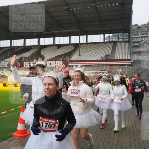 07.12.2025 - St. Pauli X-Mass-Run No. 15 Fabian Wolf http://msf.ph/oto/9416684 07.12.2025 11:11:19 Ziel 171, 182, 190, 411, 697, 698, 777, 787, 788, 812, 815, 817, 832, 841, 909, 1145, 1146, 1147, 1518, 1519, 1557, 1565, 1568, 1619, 1707, 1770, 2258, 2742, 4801, 4805, 4806, 4810, 4813, 5005, 5006 meine-sportfotos.de
