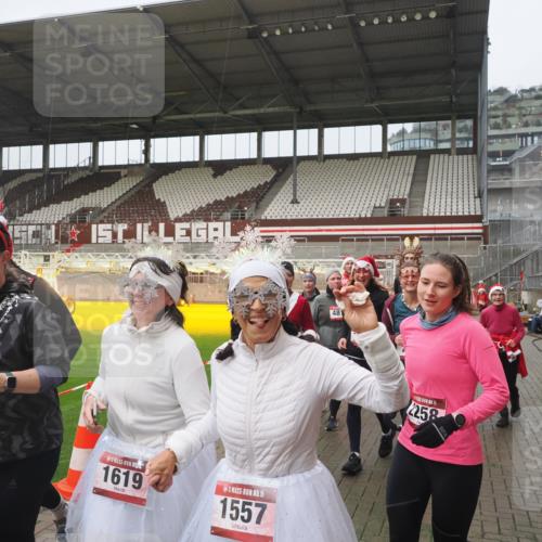 07.12.2025 - St. Pauli X-Mass-Run No. 15 Fabian Wolf http://msf.ph/oto/9416692 07.12.2025 11:11:20 Ziel 171, 182, 190, 411, 697, 698, 777, 787, 788, 812, 815, 817, 832, 841, 909, 1145, 1146, 1147, 1518, 1519, 1557, 1565, 1568, 1619, 1707, 1770, 2258, 2742, 4801, 4805, 4806, 4810, 4813, 5005, 5006 meine-sportfotos.de