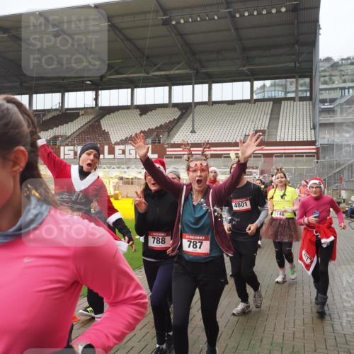 07.12.2025 - St. Pauli X-Mass-Run No. 15 Fabian Wolf http://msf.ph/oto/9416697 07.12.2025 11:11:21 Ziel 171, 182, 190, 411, 697, 698, 777, 787, 788, 812, 815, 817, 832, 841, 909, 1145, 1146, 1147, 1518, 1519, 1557, 1565, 1568, 1619, 1707, 1770, 2258, 2742, 4801, 4805, 4806, 4810, 4813, 5005, 5006 meine-sportfotos.de