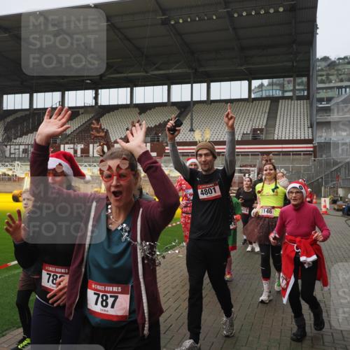 07.12.2025 - St. Pauli X-Mass-Run No. 15 Fabian Wolf http://msf.ph/oto/9416700 07.12.2025 11:11:22 Ziel 171, 182, 190, 411, 697, 698, 777, 787, 788, 812, 815, 817, 832, 841, 909, 1145, 1146, 1147, 1309, 1519, 1557, 1565, 1568, 1619, 1707, 1770, 2258, 2742, 4801, 4805, 4806, 4810, 4813, 5005, 5006 meine-sportfotos.de