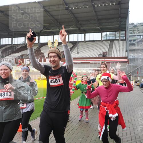 07.12.2025 - St. Pauli X-Mass-Run No. 15 Fabian Wolf http://msf.ph/oto/9416703 07.12.2025 11:11:23 Ziel 171, 182, 190, 411, 777, 787, 788, 812, 815, 817, 832, 841, 909, 1145, 1146, 1147, 1309, 1557, 1565, 1568, 1619, 1707, 1770, 2258, 2742, 4801, 4805, 4806, 4810, 4813, 5005, 5006 meine-sportfotos.de