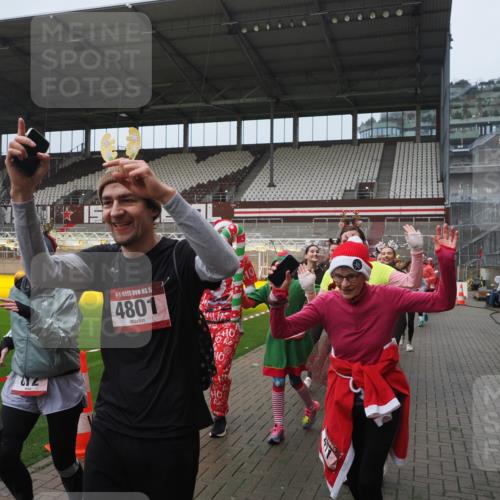 07.12.2025 - St. Pauli X-Mass-Run No. 15 Fabian Wolf http://msf.ph/oto/9416704 07.12.2025 11:11:23 Ziel 171, 182, 190, 411, 777, 787, 788, 812, 815, 817, 832, 841, 909, 1145, 1146, 1147, 1309, 1557, 1565, 1568, 1619, 1707, 1770, 2258, 2742, 4801, 4805, 4806, 4810, 4813, 5005, 5006 meine-sportfotos.de