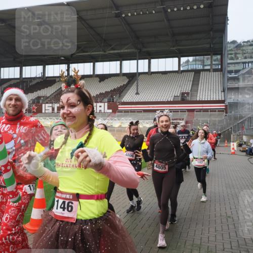 07.12.2025 - St. Pauli X-Mass-Run No. 15 Fabian Wolf http://msf.ph/oto/9416711 07.12.2025 11:11:24 Ziel 171, 182, 190, 411, 777, 787, 788, 812, 815, 817, 832, 841, 909, 1145, 1146, 1147, 1309, 1557, 1565, 1568, 1619, 1707, 1770, 2742, 4801, 4805, 4806, 4810, 4813, 5005, 5006 meine-sportfotos.de
