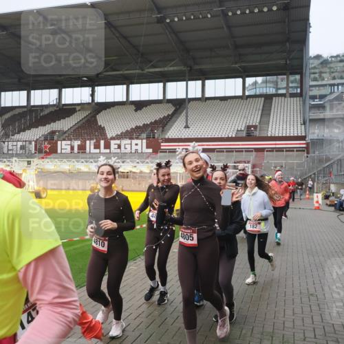 07.12.2025 - St. Pauli X-Mass-Run No. 15 Fabian Wolf http://msf.ph/oto/9416713 07.12.2025 11:11:25 Ziel 171, 182, 190, 411, 777, 787, 788, 812, 815, 817, 832, 841, 909, 1145, 1146, 1147, 1309, 1557, 1565, 1568, 1619, 1707, 1767, 1770, 2742, 4801, 4805, 4806, 4810, 4813, 5005, 5006 meine-sportfotos.de