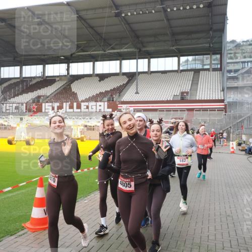 07.12.2025 - St. Pauli X-Mass-Run No. 15 Fabian Wolf http://msf.ph/oto/9416714 07.12.2025 11:11:25 Ziel 171, 182, 190, 411, 777, 787, 788, 812, 815, 817, 832, 841, 909, 1145, 1146, 1147, 1309, 1557, 1565, 1568, 1619, 1707, 1767, 1770, 2742, 4801, 4805, 4806, 4810, 4813, 5005, 5006 meine-sportfotos.de