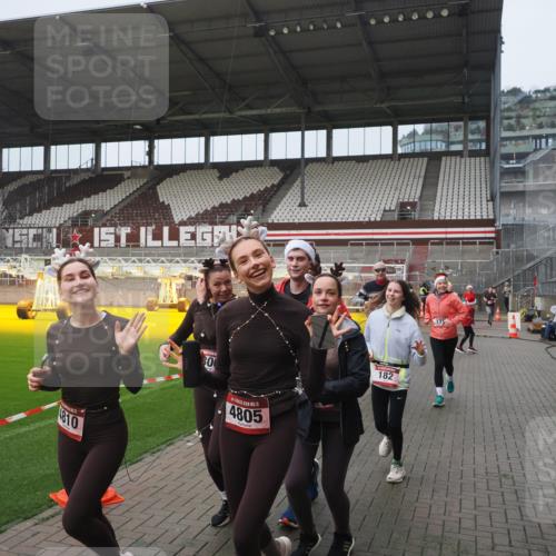 07.12.2025 - St. Pauli X-Mass-Run No. 15 Fabian Wolf http://msf.ph/oto/9416715 07.12.2025 11:11:25 Ziel 171, 182, 190, 411, 777, 787, 788, 812, 815, 817, 832, 841, 909, 1145, 1146, 1147, 1309, 1557, 1565, 1568, 1619, 1707, 1767, 1770, 2742, 4801, 4805, 4806, 4810, 4813, 5005, 5006 meine-sportfotos.de