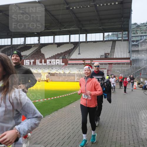07.12.2025 - St. Pauli X-Mass-Run No. 15 Fabian Wolf http://msf.ph/oto/9416723 07.12.2025 11:11:27 Ziel 171, 182, 190, 411, 777, 787, 788, 812, 815, 817, 832, 841, 909, 1145, 1146, 1147, 1309, 1557, 1565, 1568, 1589, 1619, 1707, 1767, 1770, 4801, 4805, 4806, 4810, 4813, 5005, 5006 meine-sportfotos.de