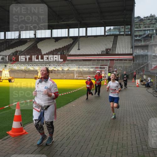 07.12.2025 - St. Pauli X-Mass-Run No. 15 Fabian Wolf http://msf.ph/oto/9416742 07.12.2025 11:11:33 Ziel 171, 182, 190, 1309, 1321, 1589, 1711, 1714, 1767, 1770, 4805, 4806, 4810, 5005, 5006 meine-sportfotos.de