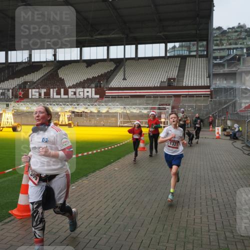 07.12.2025 - St. Pauli X-Mass-Run No. 15 Fabian Wolf http://msf.ph/oto/9416743 07.12.2025 11:11:33 Ziel 171, 182, 190, 1309, 1321, 1589, 1711, 1714, 1767, 1770, 4805, 4806, 4810, 5005, 5006 meine-sportfotos.de