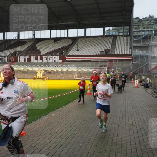 07.12.2025 - St. Pauli X-Mass-Run No. 15 Fabian Wolf http://msf.ph/oto/9416744 07.12.2025 11:11:33 Ziel 171, 182, 190, 1309, 1321, 1589, 1711, 1714, 1767, 1770, 4805, 4806, 4810, 5005, 5006 meine-sportfotos.de
