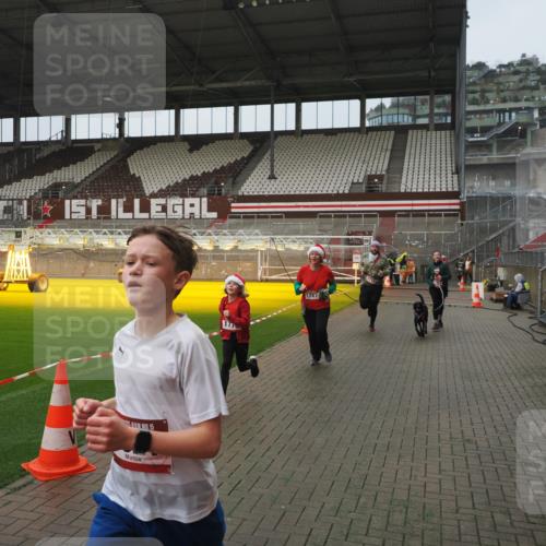 07.12.2025 - St. Pauli X-Mass-Run No. 15 Fabian Wolf http://msf.ph/oto/9416747 07.12.2025 11:11:34 Ziel 171, 182, 190, 1309, 1321, 1589, 1711, 1714, 1767, 1770, 4805, 4806, 4810, 5005, 5006 meine-sportfotos.de