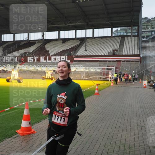07.12.2025 - St. Pauli X-Mass-Run No. 15 Fabian Wolf http://msf.ph/oto/9416763 07.12.2025 11:11:38 Ziel 171, 689, 690, 1309, 1321, 1589, 1711, 1714, 1767, 1770 meine-sportfotos.de