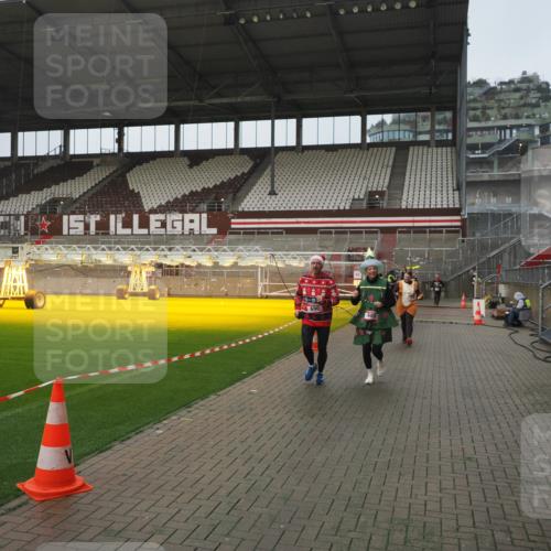 07.12.2025 - St. Pauli X-Mass-Run No. 15 Fabian Wolf http://msf.ph/oto/9416769 07.12.2025 11:11:46 Ziel 679, 689, 690, 1186, 1321, 1589, 1711, 1714 meine-sportfotos.de