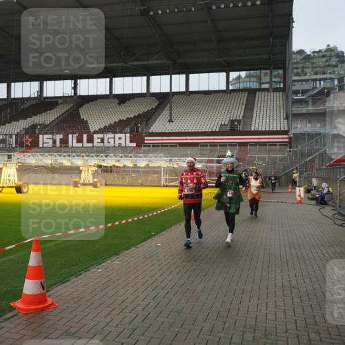 07.12.2025 - St. Pauli X-Mass-Run No. 15 Fabian Wolf http://msf.ph/oto/9416770 07.12.2025 11:11:46 Ziel 679, 689, 690, 1186, 1321, 1589, 1711, 1714 meine-sportfotos.de