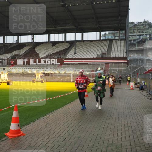 07.12.2025 - St. Pauli X-Mass-Run No. 15 Fabian Wolf http://msf.ph/oto/9416771 07.12.2025 11:11:46 Ziel 679, 689, 690, 1186, 1321, 1589, 1711, 1714 meine-sportfotos.de