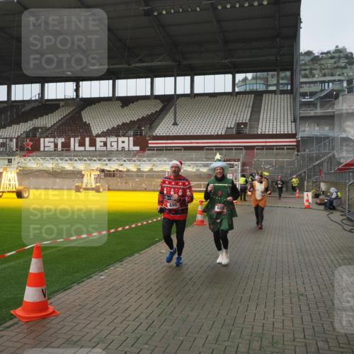07.12.2025 - St. Pauli X-Mass-Run No. 15 Fabian Wolf http://msf.ph/oto/9416773 07.12.2025 11:11:46 Ziel 679, 689, 690, 1186, 1321, 1589, 1711, 1714 meine-sportfotos.de