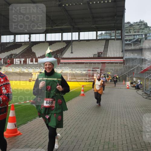 07.12.2025 - St. Pauli X-Mass-Run No. 15 Fabian Wolf http://msf.ph/oto/9416781 07.12.2025 11:11:48 Ziel 679, 689, 690, 694, 1186, 1321, 1711, 1714 meine-sportfotos.de