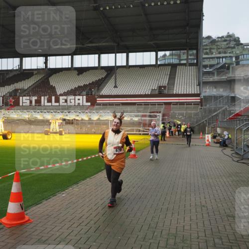 07.12.2025 - St. Pauli X-Mass-Run No. 15 Fabian Wolf http://msf.ph/oto/9416788 07.12.2025 11:11:49 Ziel 679, 689, 690, 694, 1186, 1711, 1714 meine-sportfotos.de