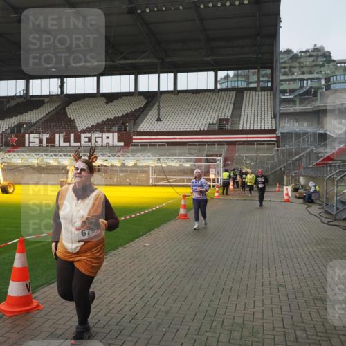 07.12.2025 - St. Pauli X-Mass-Run No. 15 Fabian Wolf http://msf.ph/oto/9416792 07.12.2025 11:11:50 Ziel 408, 679, 689, 690, 694, 1186, 1711, 1714 meine-sportfotos.de
