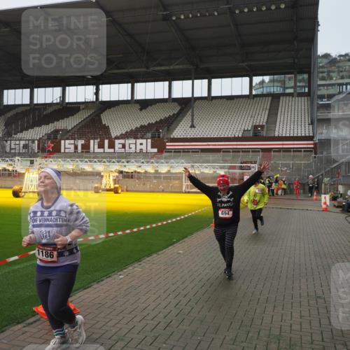 07.12.2025 - St. Pauli X-Mass-Run No. 15 Fabian Wolf http://msf.ph/oto/9416806 07.12.2025 11:11:54 Ziel 408, 437, 679, 689, 690, 694, 1186 meine-sportfotos.de