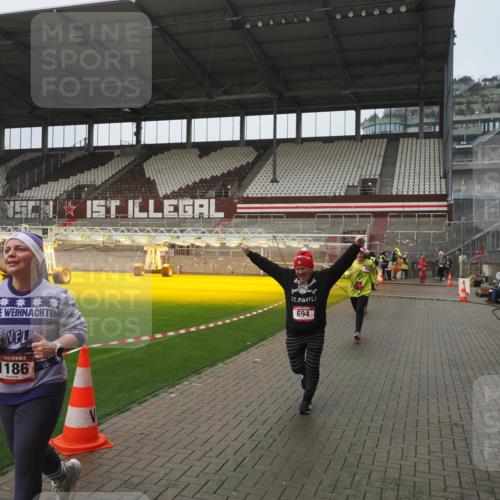 07.12.2025 - St. Pauli X-Mass-Run No. 15 Fabian Wolf http://msf.ph/oto/9416807 07.12.2025 11:11:54 Ziel 408, 437, 679, 689, 690, 694, 1186 meine-sportfotos.de